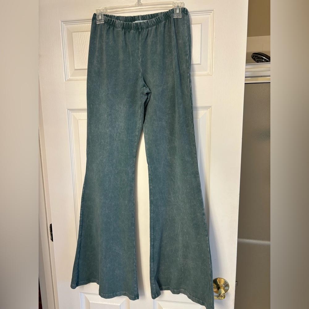 New w/out tags. Women’s teal/green boutique bell bottom pants. Sz Large.
